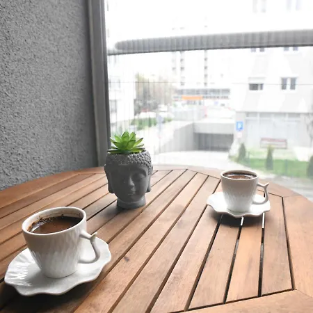Chic Urban Retreat With Balcony, Parking & Wi-fi Daire Üsküp