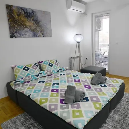 Chic Urban Retreat With Balcony, Parking & Wi-fi Апартаменти Скоп'є