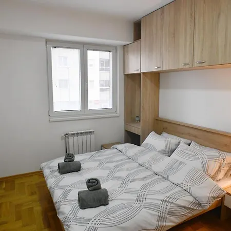 Daire Chic Urban Retreat With Balcony, Parking & Wi-fi