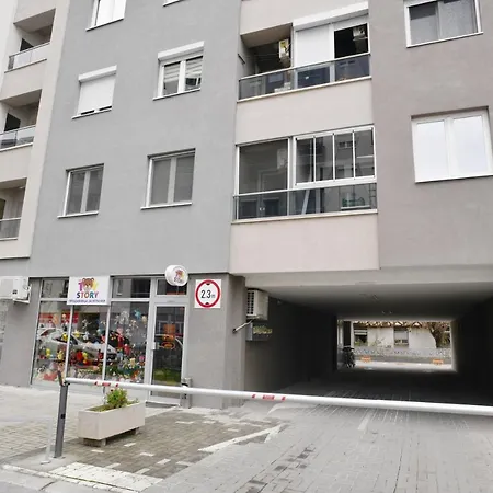 Chic Urban Retreat With Balcony, Parking & Wi-fi Skopje