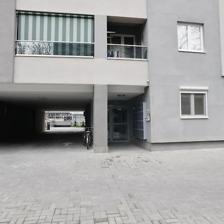 Chic Urban Retreat With Balcony, Parking & Wi-fi Апартаменти Скоп'є