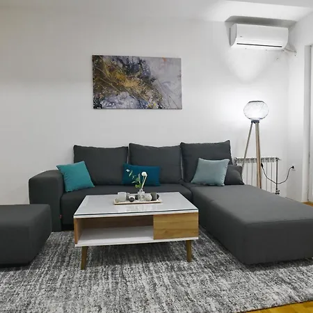Chic Urban Retreat With Balcony, Parking & Wi-fi * Skopje