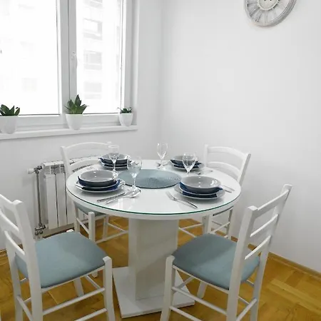 Chic Urban Retreat With Balcony, Parking & Wi-fi Daire