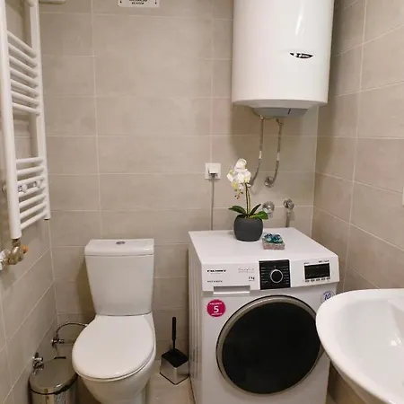 Chic Urban Retreat With Balcony, Parking & Wi-fi