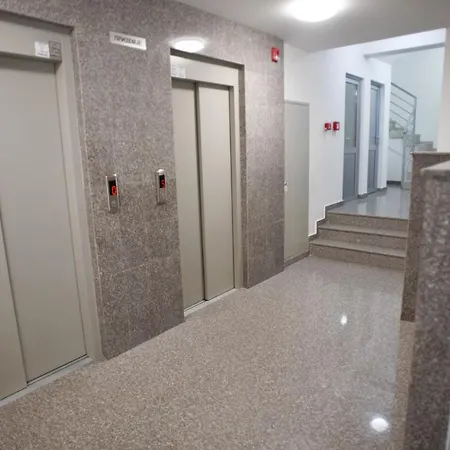 Chic Urban Retreat With Balcony, Parking & Wi-fi *