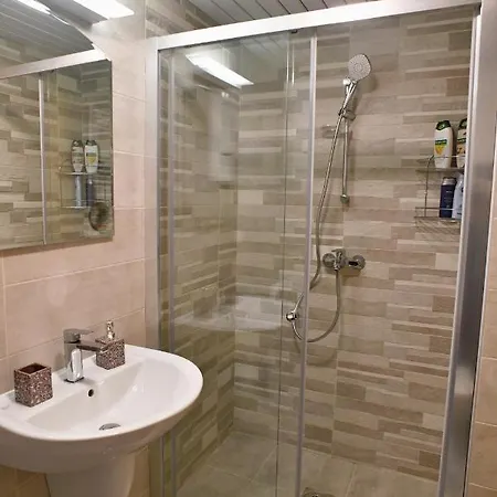 Апартаменти Chic Urban Retreat With Balcony, Parking & Wi-fi