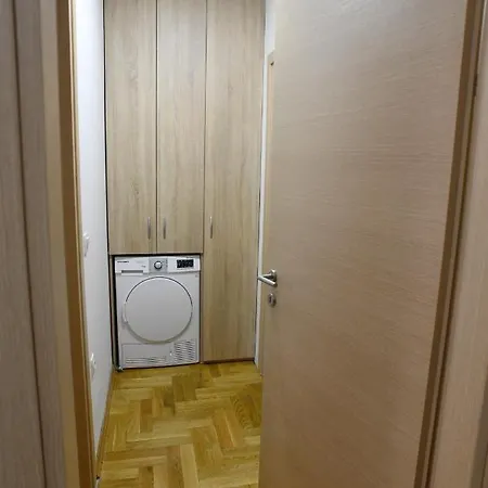 Апартаменти Chic Urban Retreat With Balcony, Parking & Wi-fi *