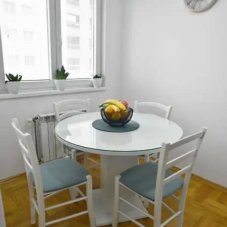 Apartment Chic Urban Retreat With Balcony, Parking & Wi-fi Skopje