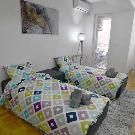 Chic Urban Retreat With Balcony, Parking & Wi-fi Апартаменти