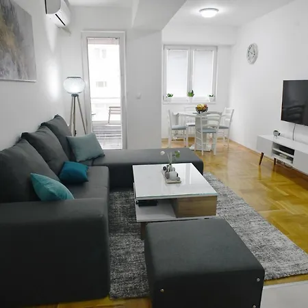 Apartment Chic Urban Retreat With Balcony, Parking & Wi-fi Skopje