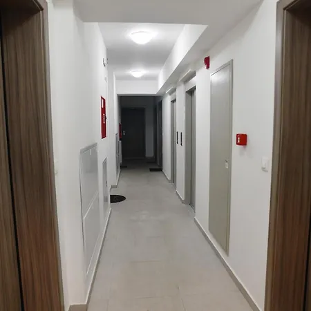 Chic Urban Retreat With Balcony, Parking & Wi-fi Апартаменти