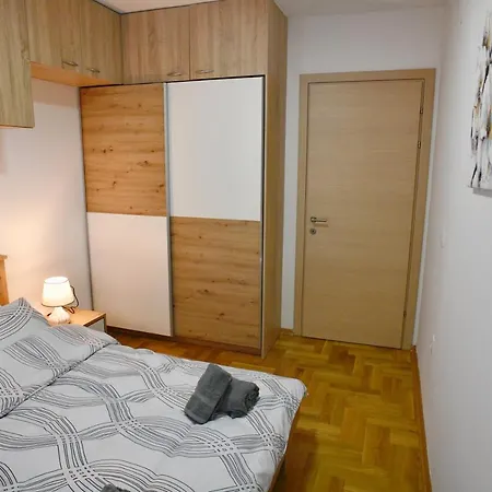 Apartamento Chic Urban Retreat With Balcony, Parking & Wi-fi Skopie