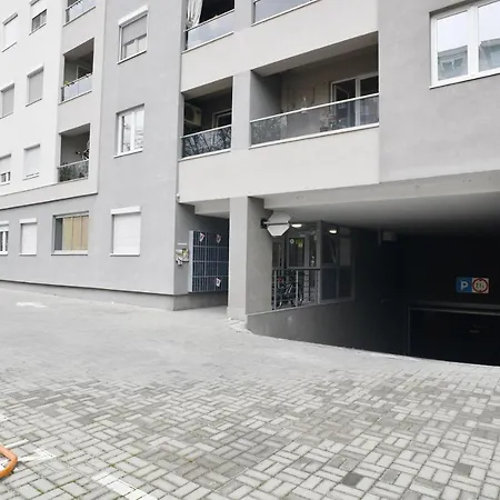 Daire Chic Urban Retreat With Balcony, Parking & Wi-fi