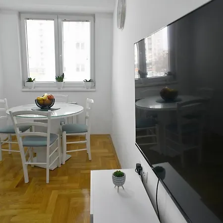 Chic Urban Retreat With Balcony, Parking & Wi-fi *