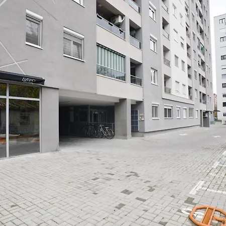 Апартаменти Chic Urban Retreat With Balcony, Parking & Wi-fi