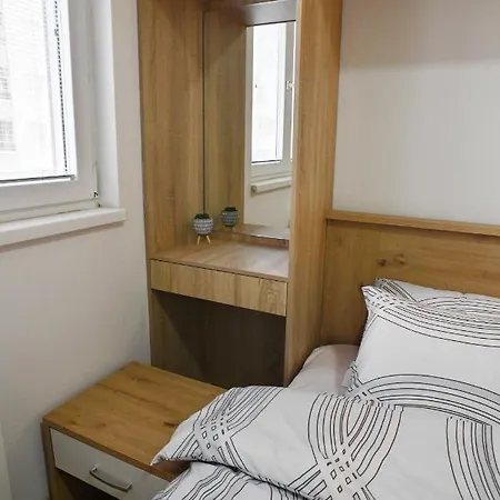 Daire Chic Urban Retreat With Balcony, Parking & Wi-fi *