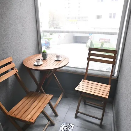 Daire Chic Urban Retreat With Balcony, Parking & Wi-fi