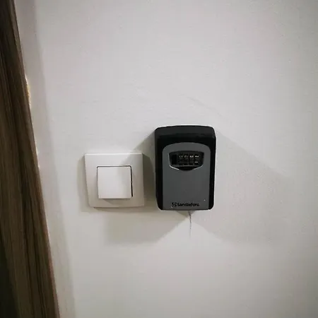 Апартаменти Chic Urban Retreat With Balcony, Parking & Wi-fi *