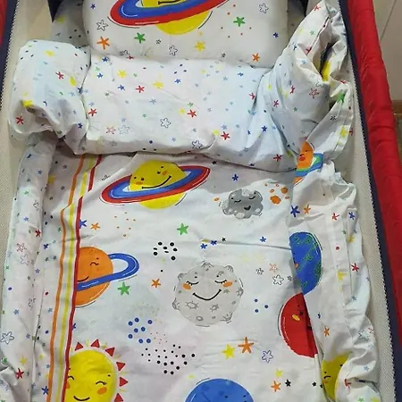 Daire Chic Urban Retreat With Balcony, Parking & Wi-fi