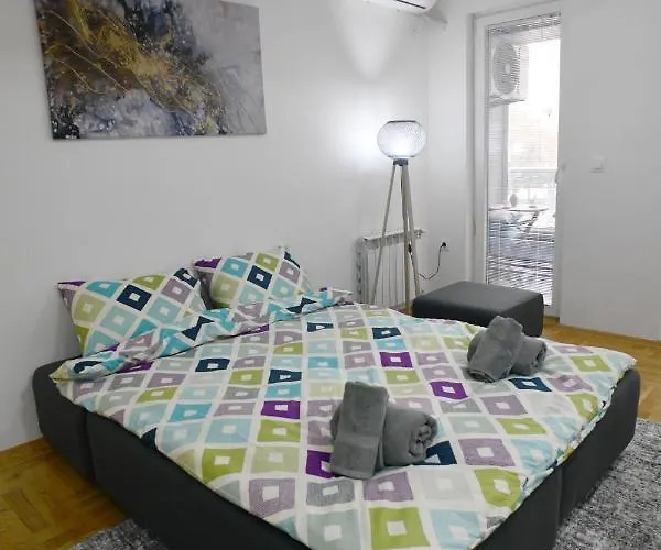 Chic Urban Retreat With Balcony, Parking & Wi-fi Apartment Skopje