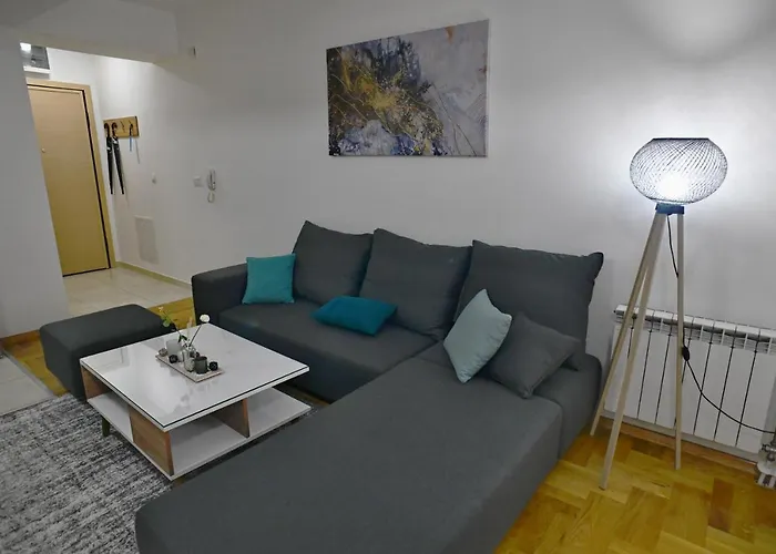 Chic Urban Retreat With Balcony, Parking & Wi-fi Apartment *