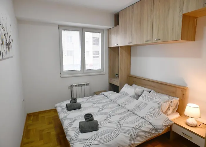 Apartment Chic Urban Retreat With Balcony, Parking & Wi-fi