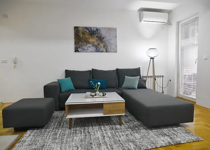 Chic Urban Retreat With Balcony, Parking & Wi-fi * Skopje