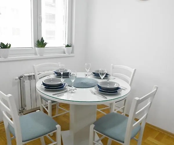 Chic Urban Retreat With Balcony, Parking & Wi-fi Apartment