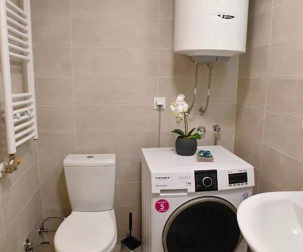 Chic Urban Retreat With Balcony, Parking & Wi-fi