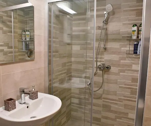 Apartment Chic Urban Retreat With Balcony, Parking & Wi-fi