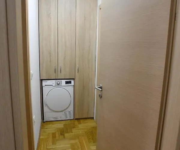 Apartment Chic Urban Retreat With Balcony, Parking & Wi-fi *