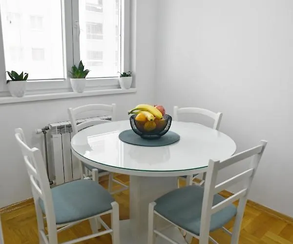 Apartment Chic Urban Retreat With Balcony, Parking & Wi-fi Skopje