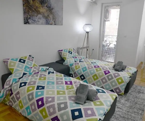 Chic Urban Retreat With Balcony, Parking & Wi-fi Apartment