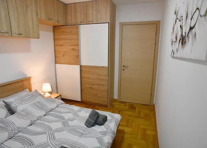 Apartment Chic Urban Retreat With Balcony, Parking & Wi-fi Skopje
