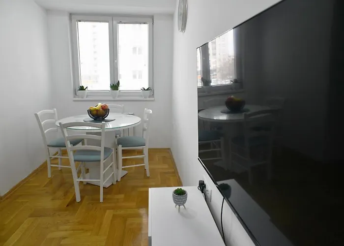 Chic Urban Retreat With Balcony, Parking & Wi-fi *