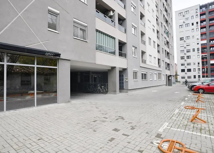 Apartment Chic Urban Retreat With Balcony, Parking & Wi-fi