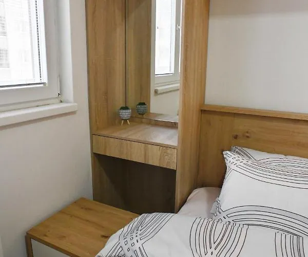 Apartment Chic Urban Retreat With Balcony, Parking & Wi-fi *