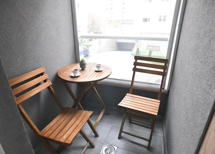 Apartment Chic Urban Retreat With Balcony, Parking & Wi-fi