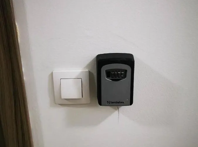 Apartment Chic Urban Retreat With Balcony, Parking & Wi-fi *